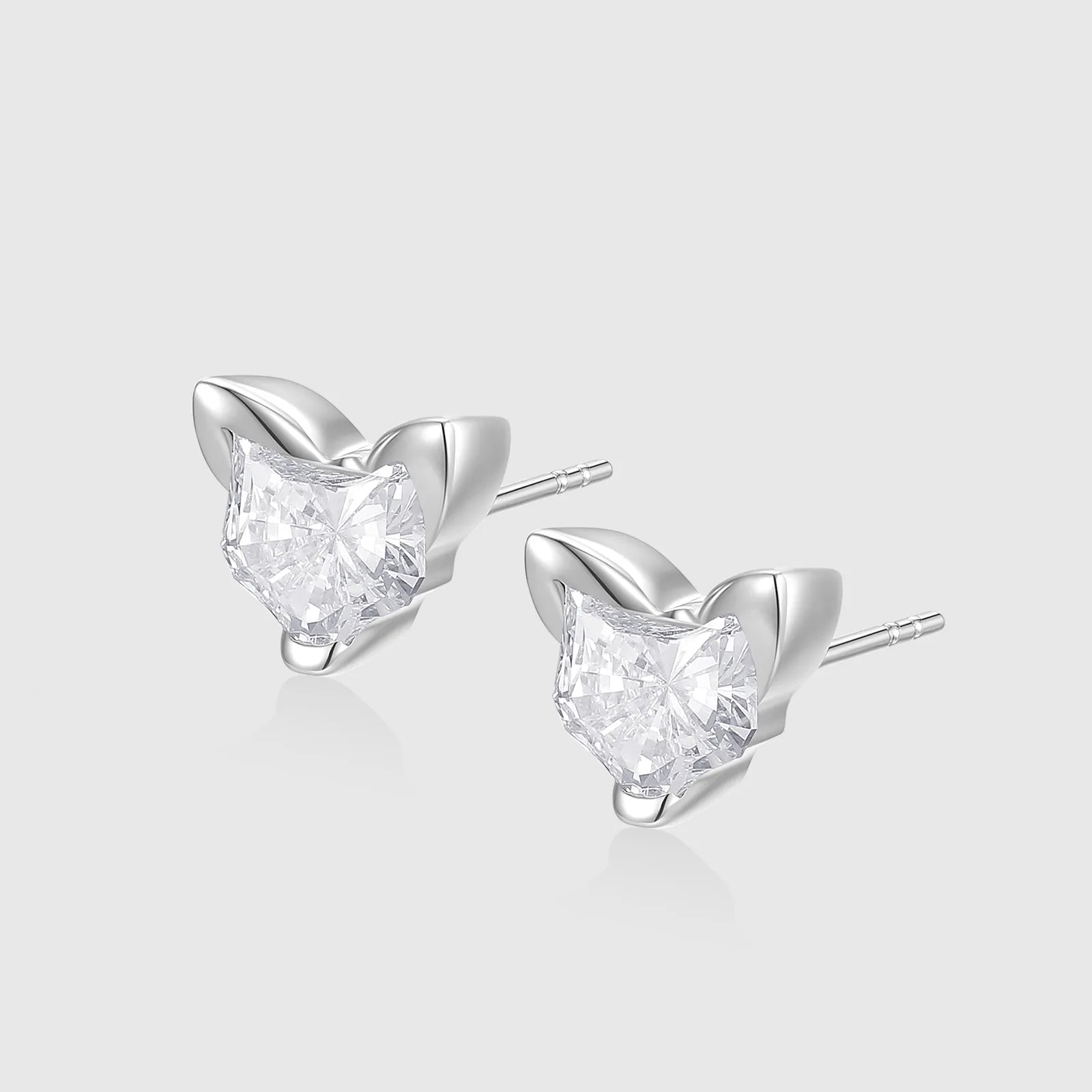 قرط أذن مرصع بالألماس على شكل قطة مرحة