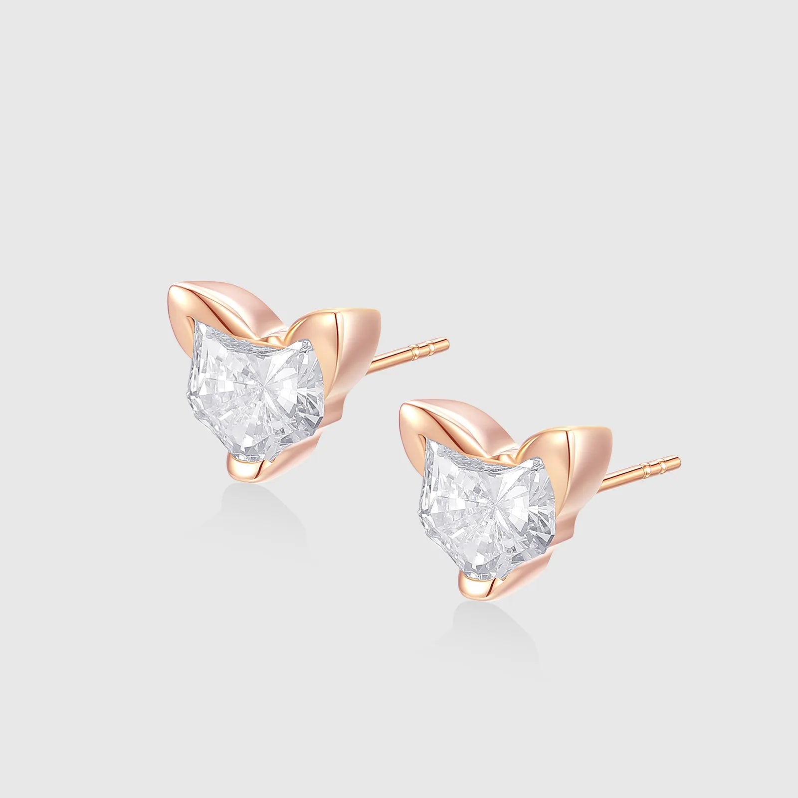 قرط أذن مرصع بالألماس على شكل قطة مرحة