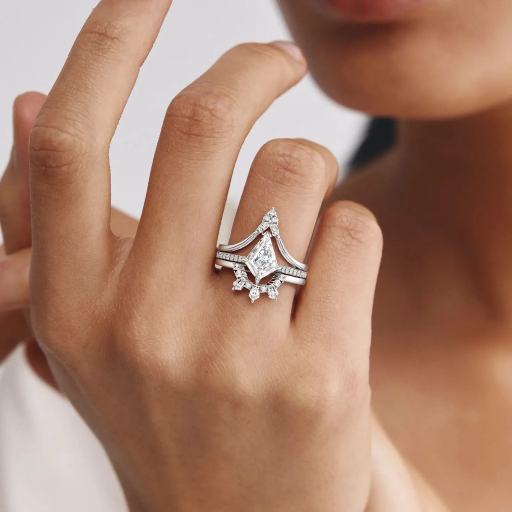 Bague Regal avec diamants taille cerf-volant