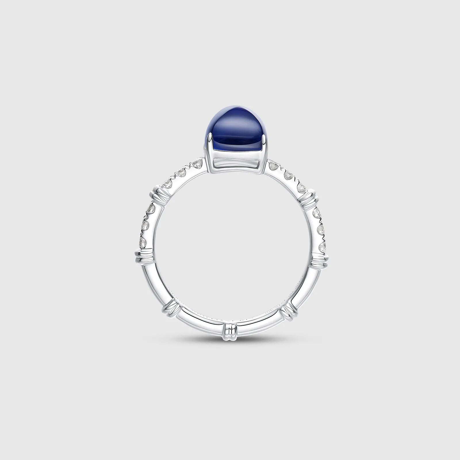 Sugar-loaf sapphire ring with diamonds detail