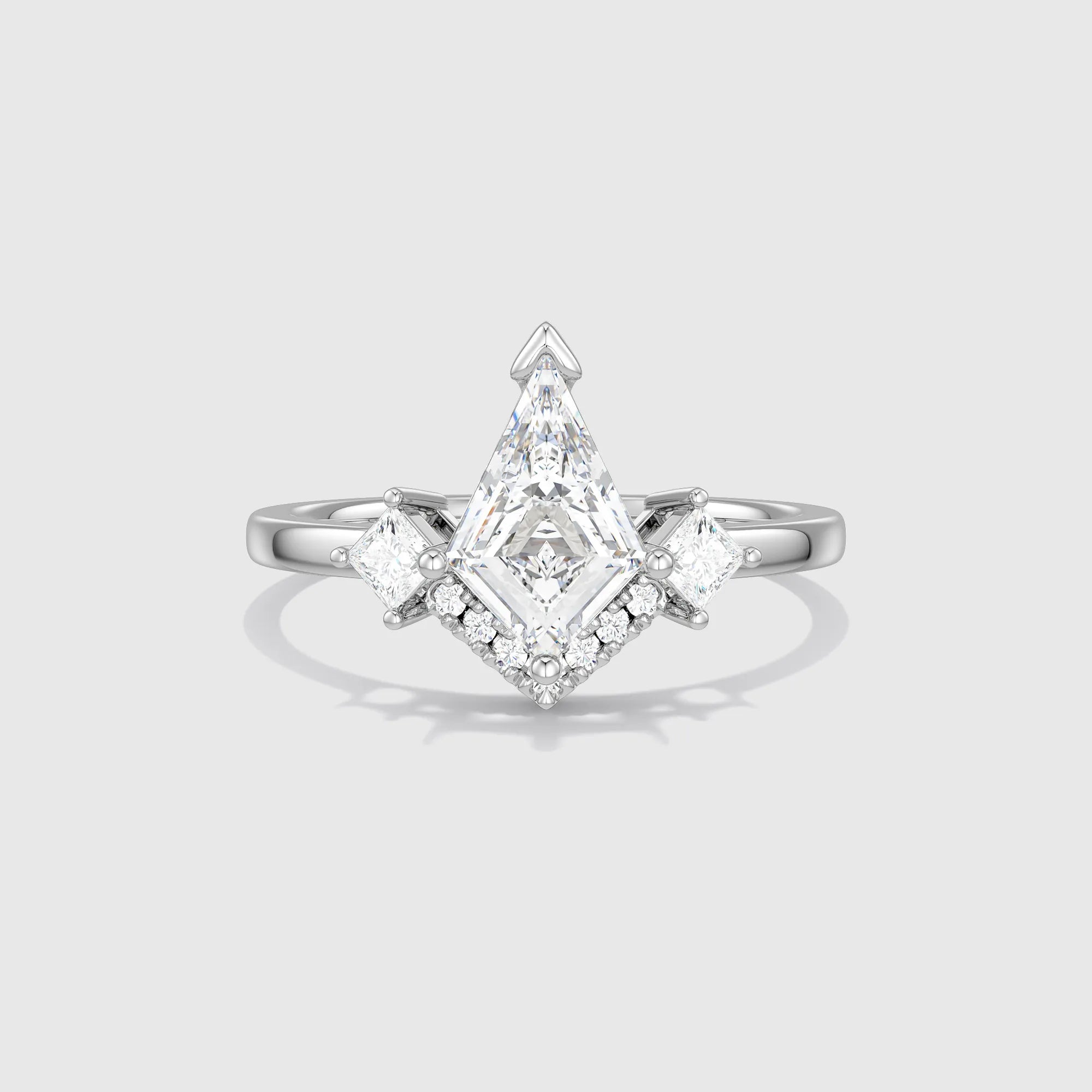 Bague Regal avec diamants taille cerf-volant