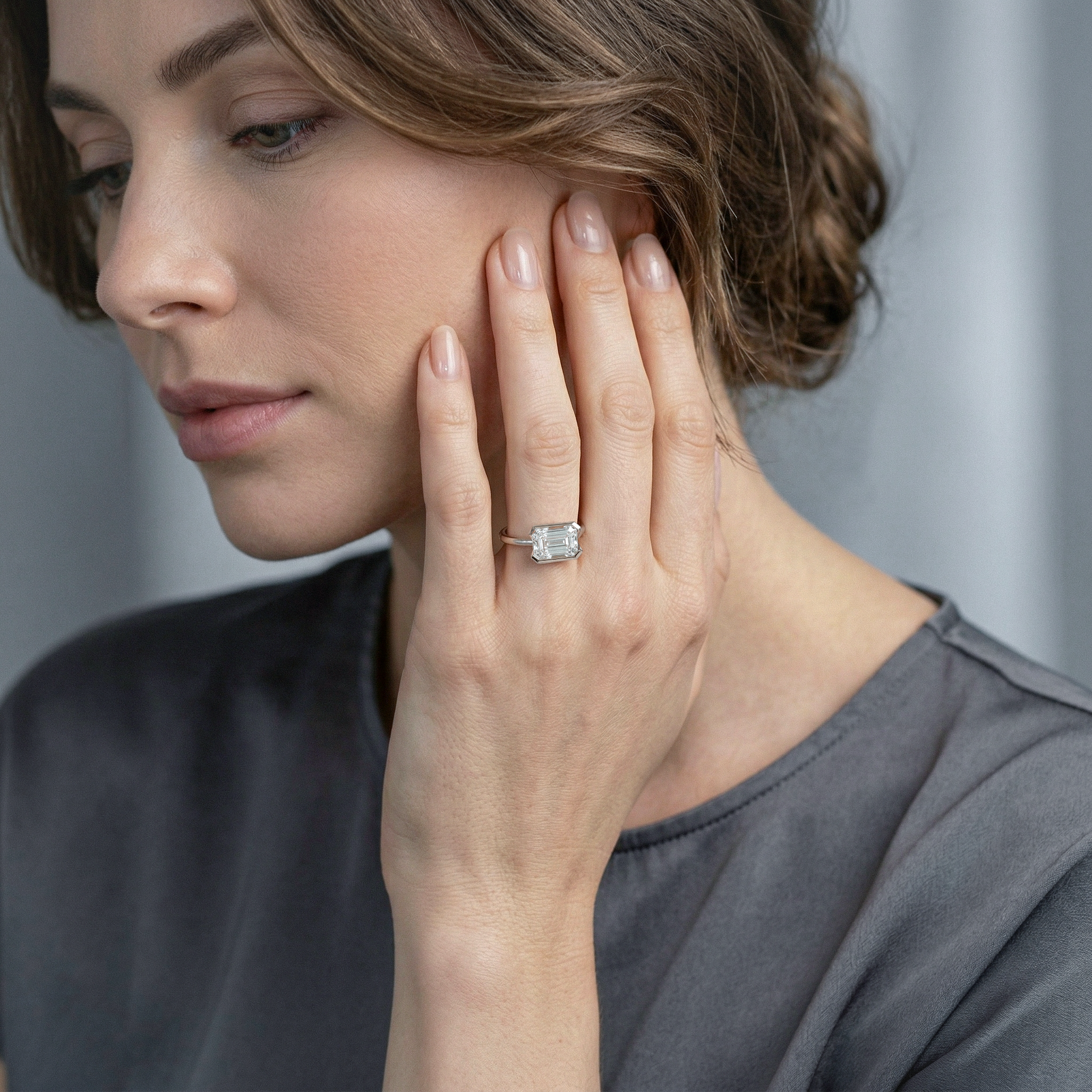 Ost-West Smaragd Hidden Halo Labor-Diamantring in Massivgold