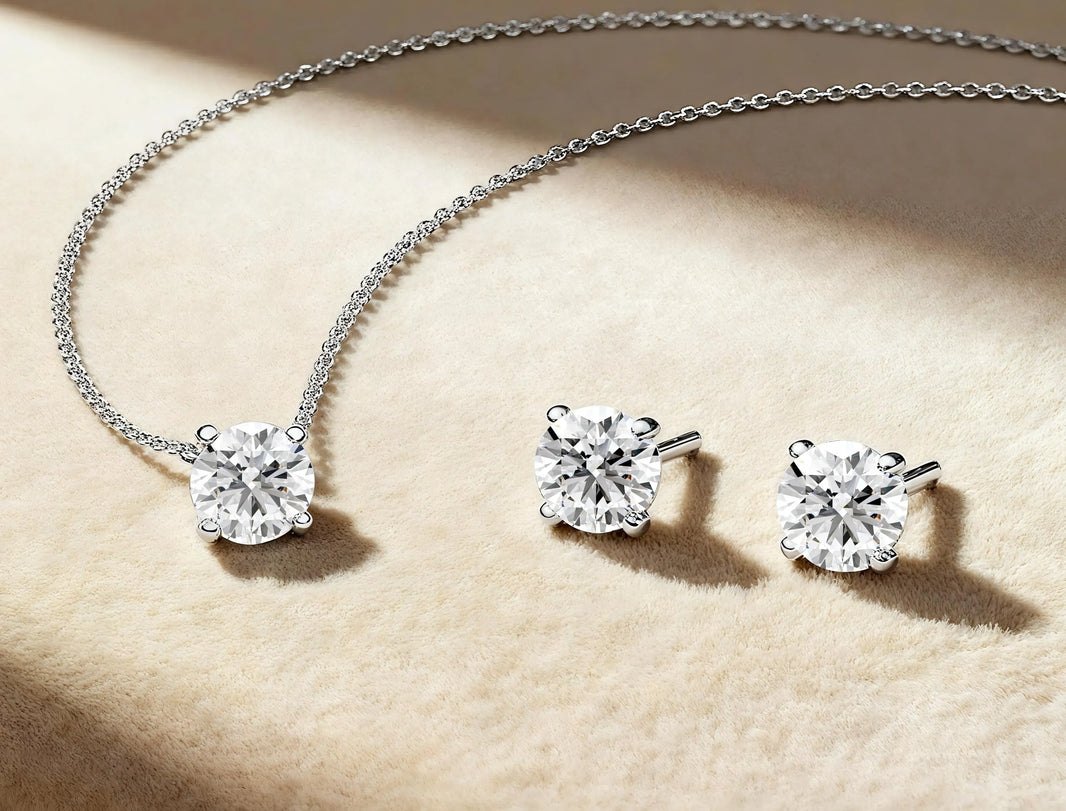 Best Jewelry for a Royal Blue Dress (Gold, Silver & Gems) Best Jewelry for a Royal Blue Dress (Gold, Silver & Gems)