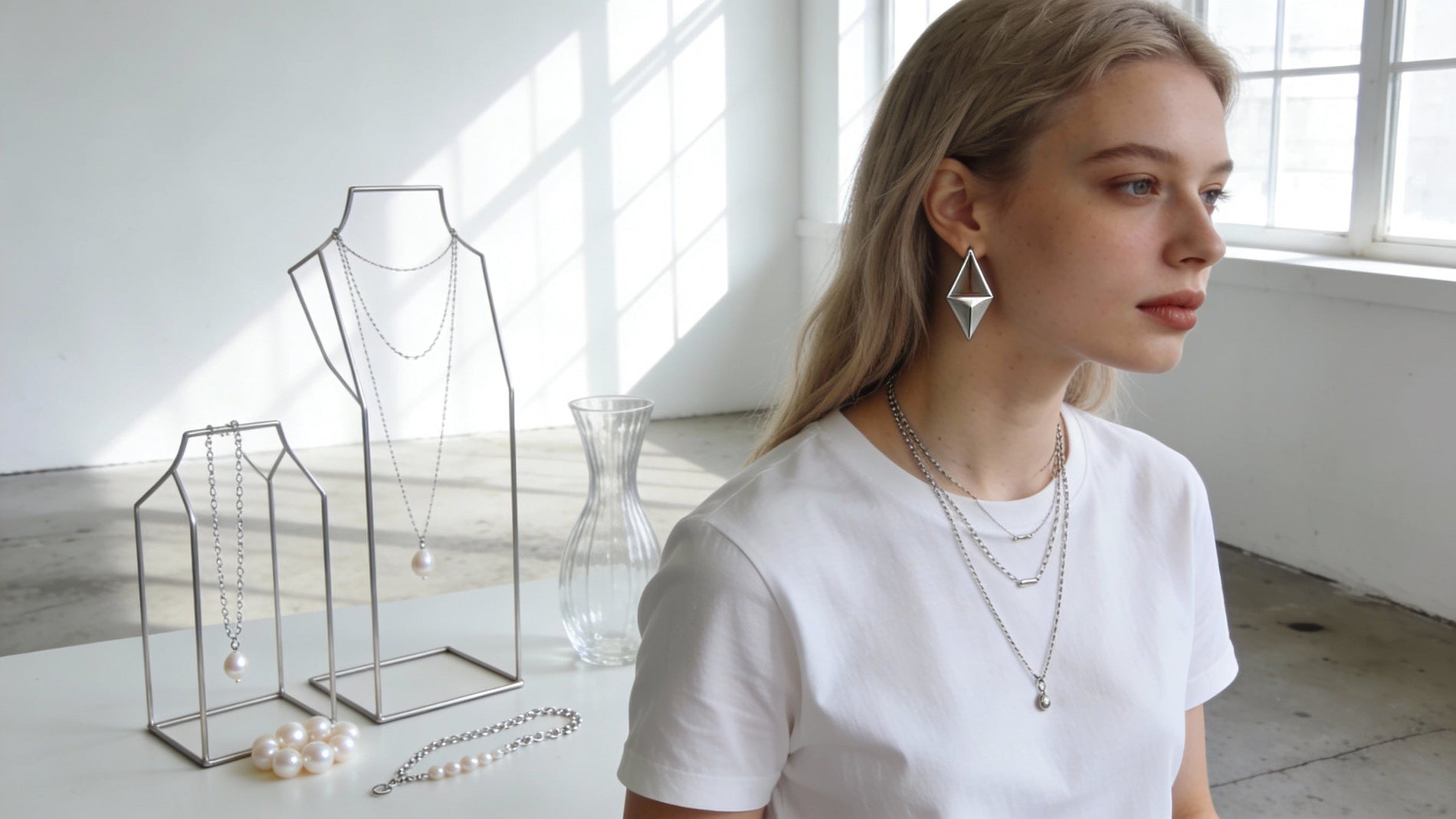 How Minimal Jewelry Turns a Plain T‑Shirt into Quiet Chic