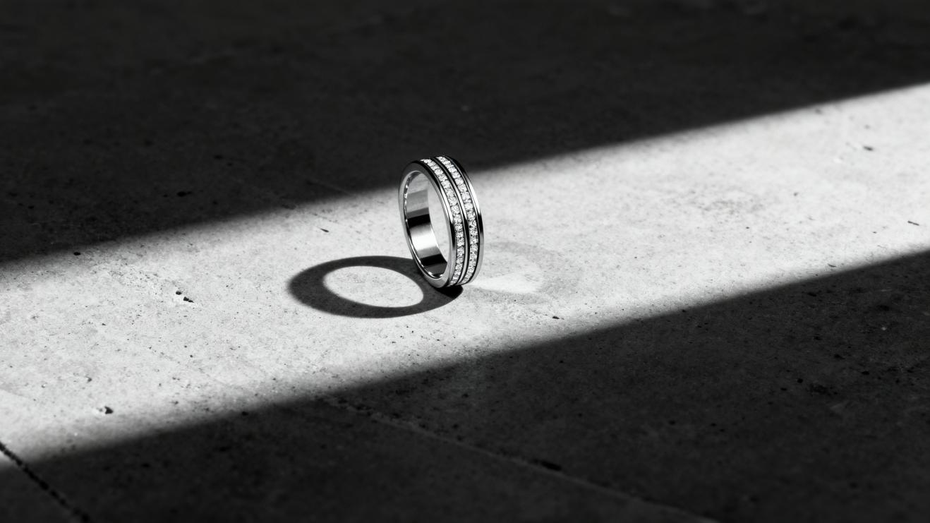 Bar Set Moissanite Rings: Linear Modern Sophistication