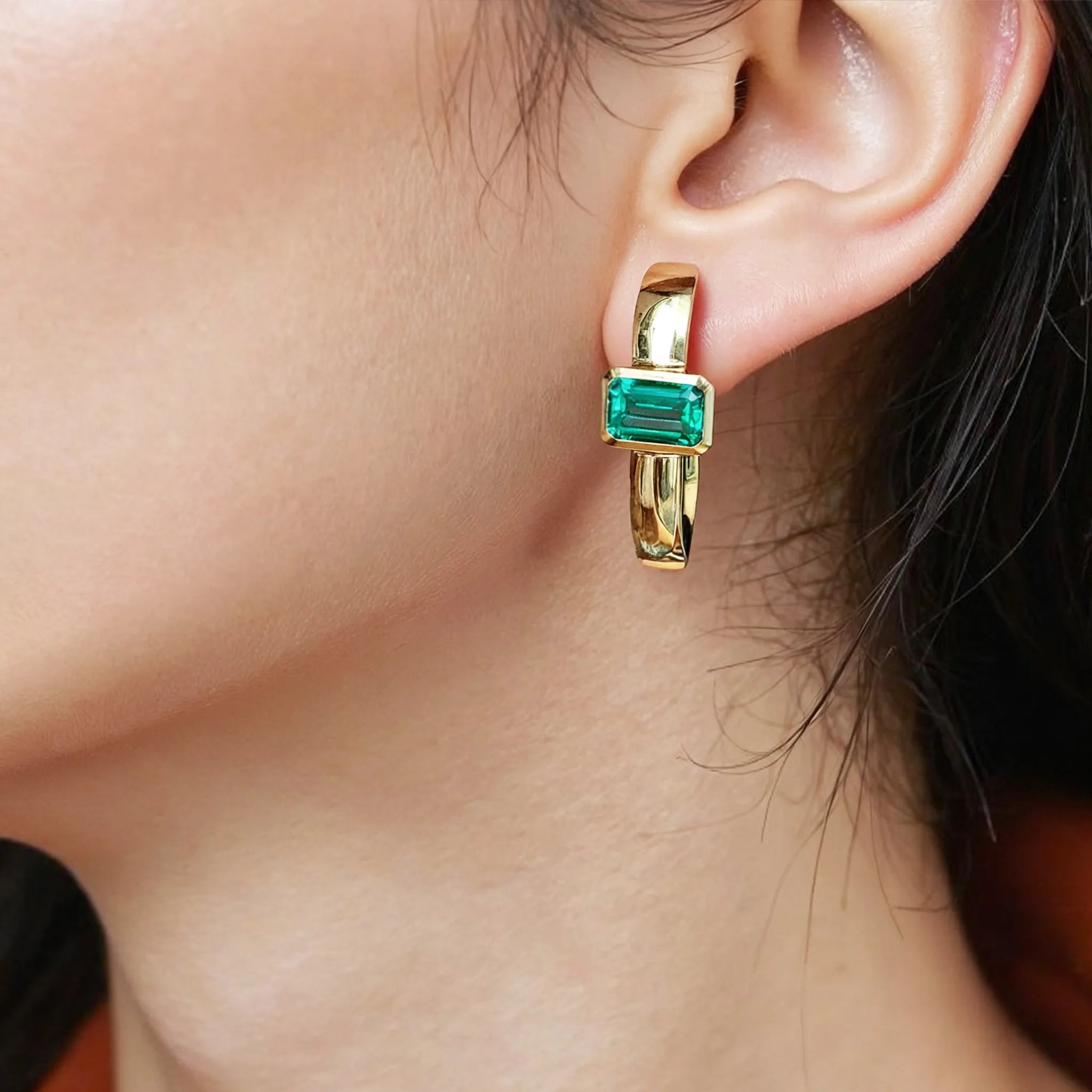Boucles d'oreilles créoles Airy Hollow en or serties d'émeraude