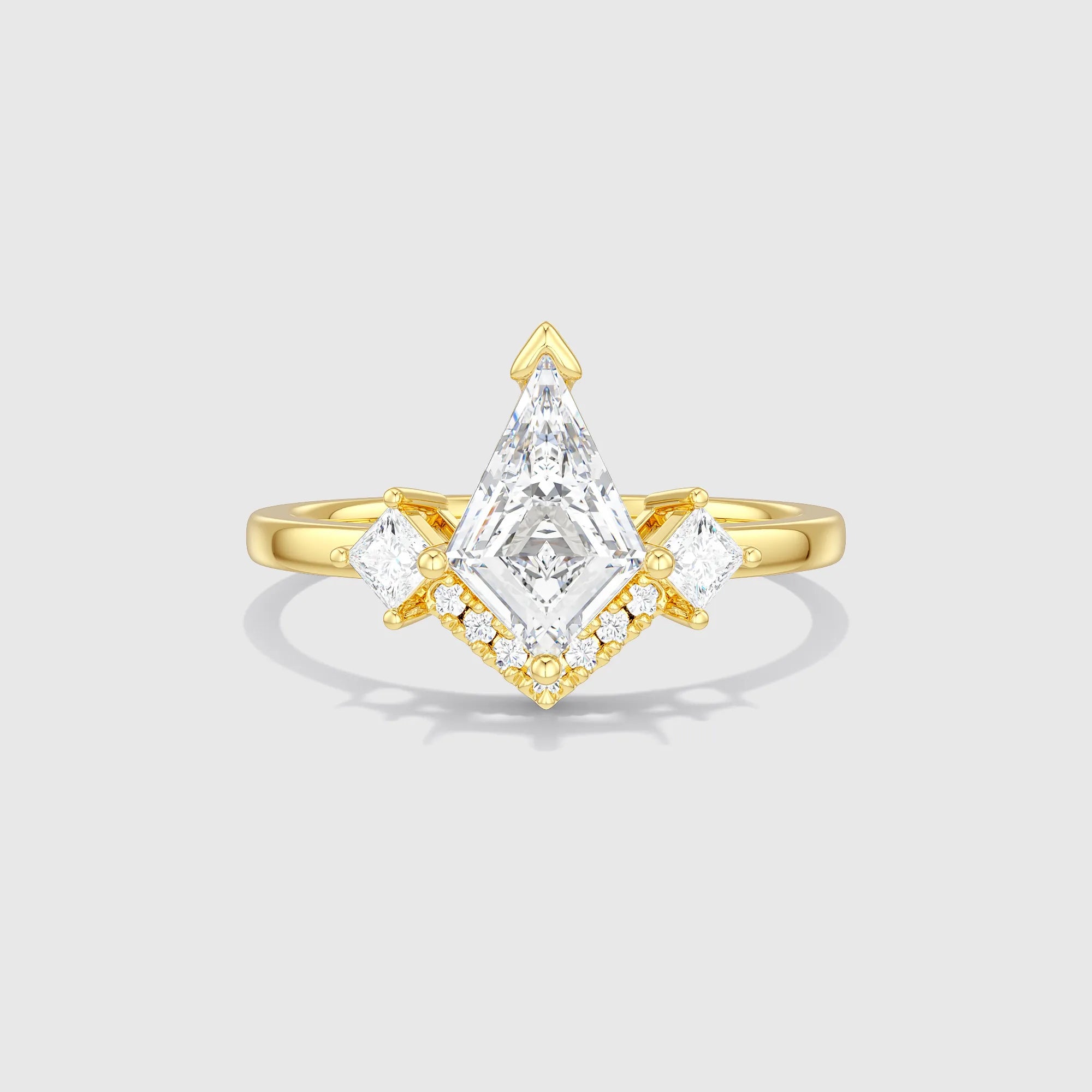 Bague Regal avec diamants taille cerf-volant