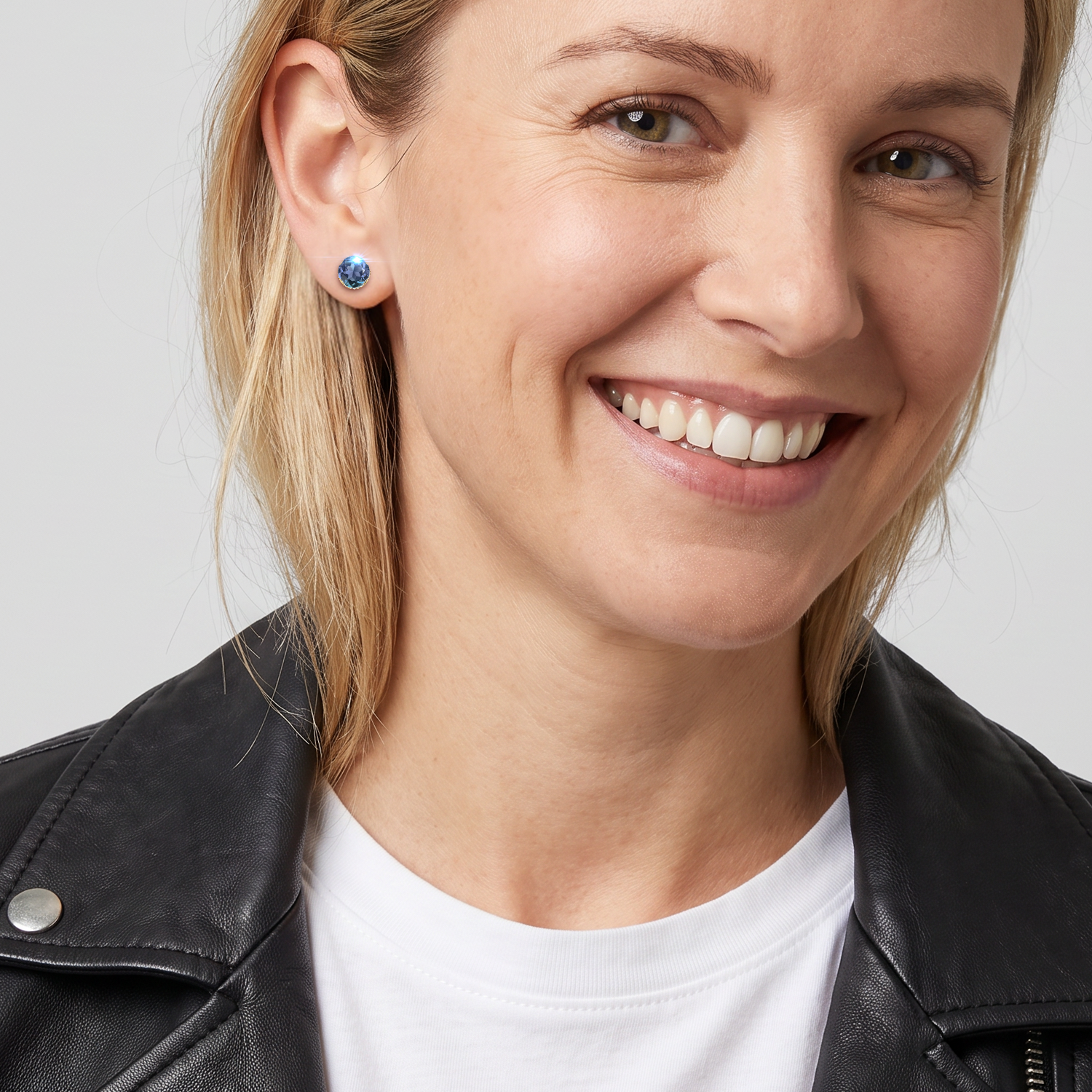 Round lab-grown alexandrite stud earring in yellow gold worn by a model.
