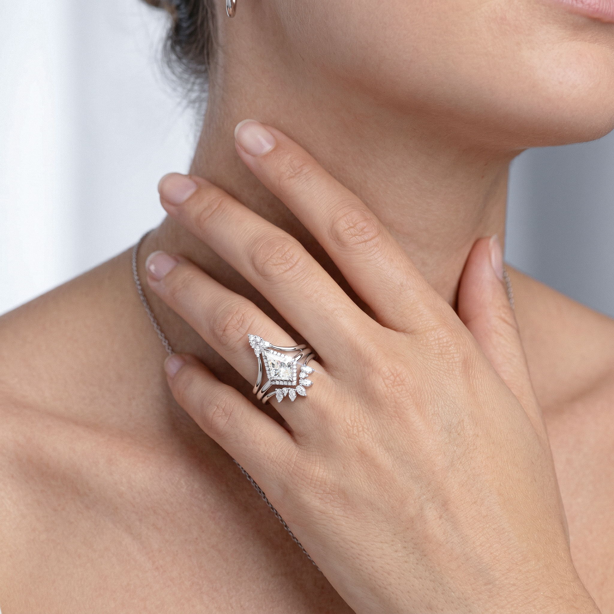 hand wearing kite  diamond ring set 3pcs  with a blurred background